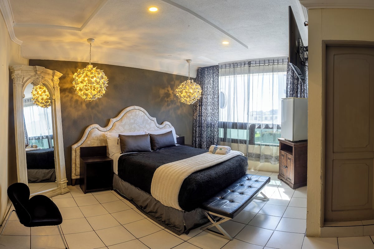 Rom – design | Skrivebord, skrivebord for bærbar PC og wi-fi (inkludert)