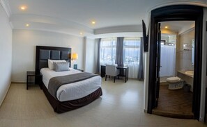 Rom | Skrivebord, skrivebord for bærbar PC og wi-fi (inkludert)