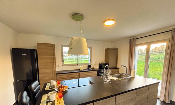 Kühlschrank, Mikrowelle, Ofen, Geschirrspüler