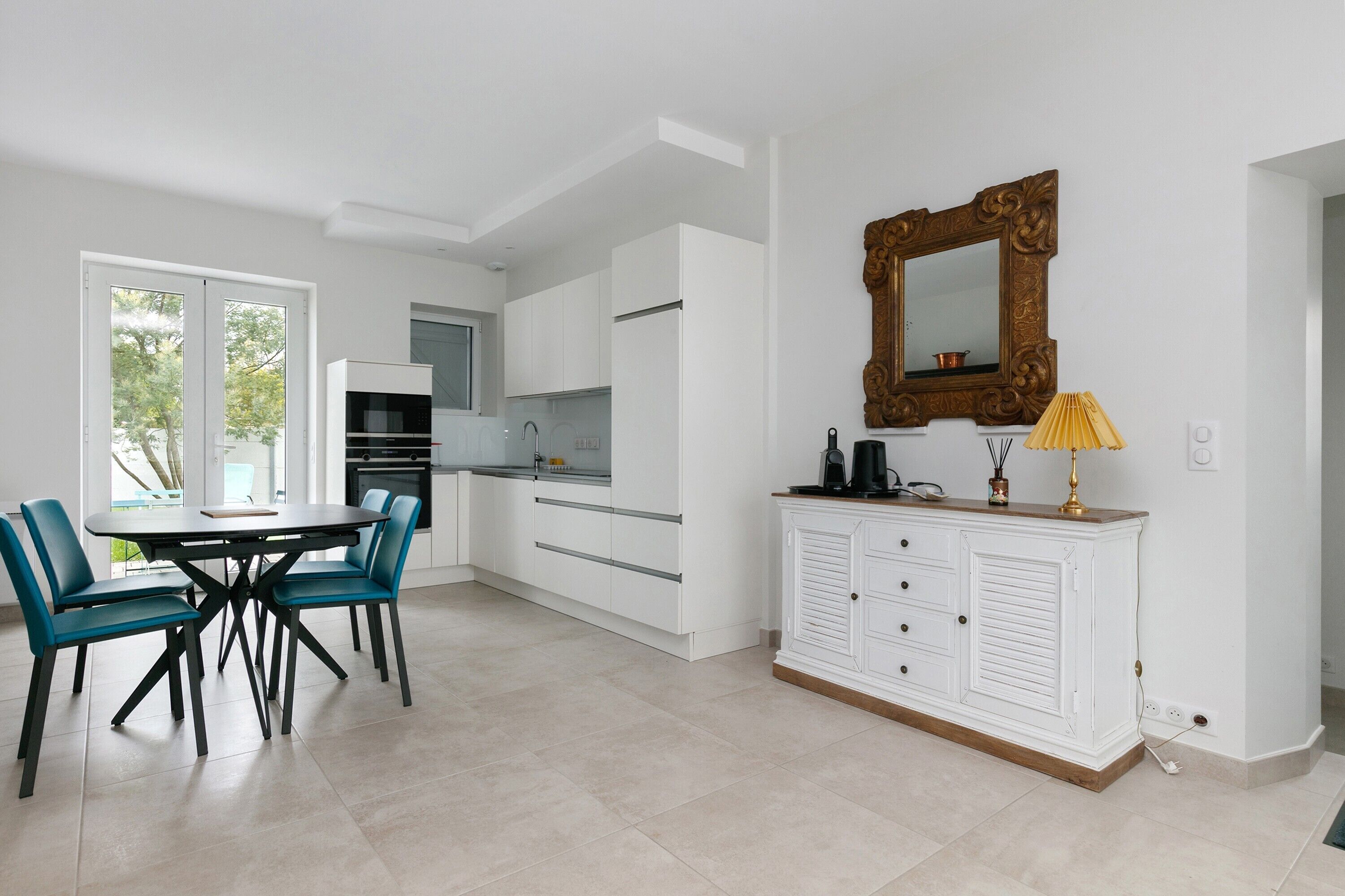 Refrigerador, microondas, horno, placa de cocina