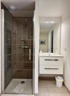Shower, hair dryer, towels - View Point Mountain Lake 4* (Annecy)