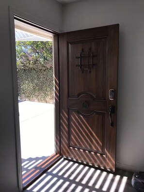Interior - Fabulous 1-bedroom Guesthouse with AC in sunny Los Angeles (Los Angeles)