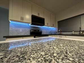 Private kitchen - Fabulous 1-bedroom Guesthouse with AC in sunny Los Angeles (Los Angeles)