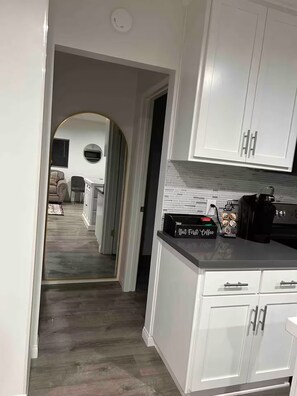 Interior - Fabulous 1-bedroom Guesthouse with AC in sunny Los Angeles (Los Angeles)