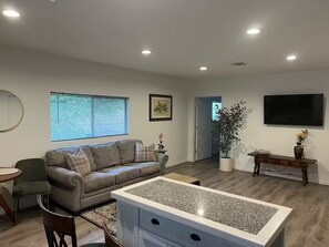 Living area - Fabulous 1-bedroom Guesthouse with AC in sunny Los Angeles (Los Angeles)