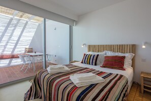 2 bedrooms, WiFi, bed sheets - CASA DO REGADIO - CASA 3, A country and sea retreat on the Alentejo coast, (Beja)