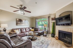 Living area - 2bd/2ba North Scottsdale Condo (Scottsdale)