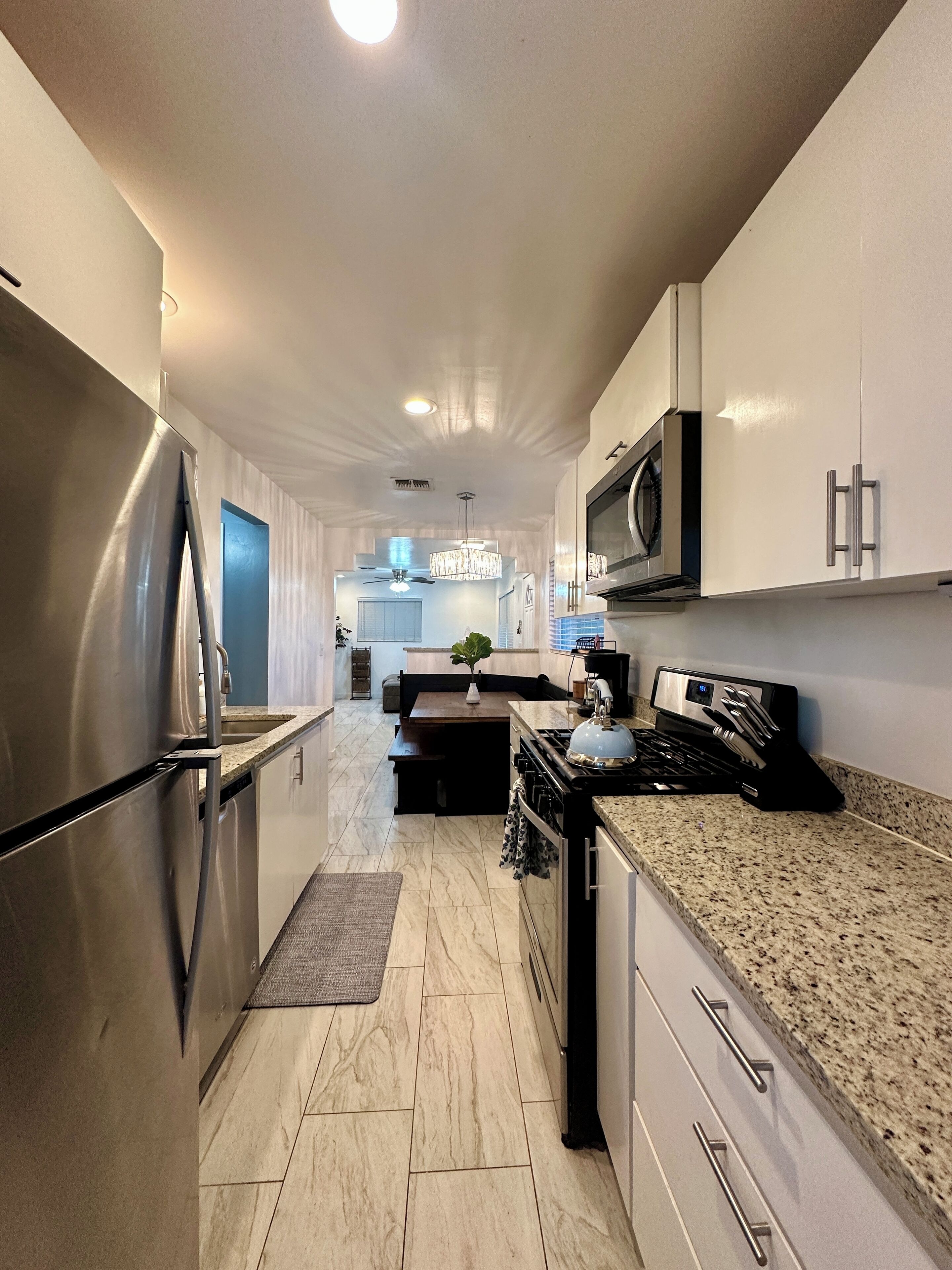 冷蔵庫、電子レンジ、オーブン、コンロ