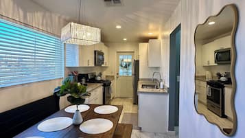 Een koelkast, een magnetron, een oven, een kookplaat