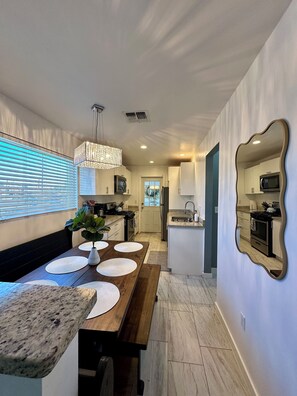 冷蔵庫、電子レンジ、オーブン、コンロ