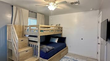 3 slaapkamers, een bureau, een strijkplank/strijkijzer, gratis wifi