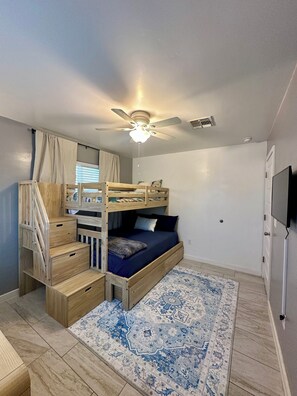 3 室のベッドルーム、デスク、アイロン / アイロン台、WiFi (無料)