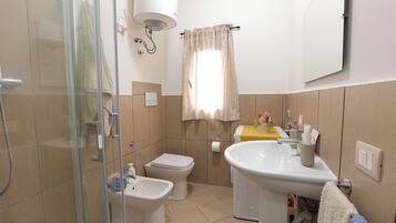 Dusche, Haartrockner, Bidet, Handtücher