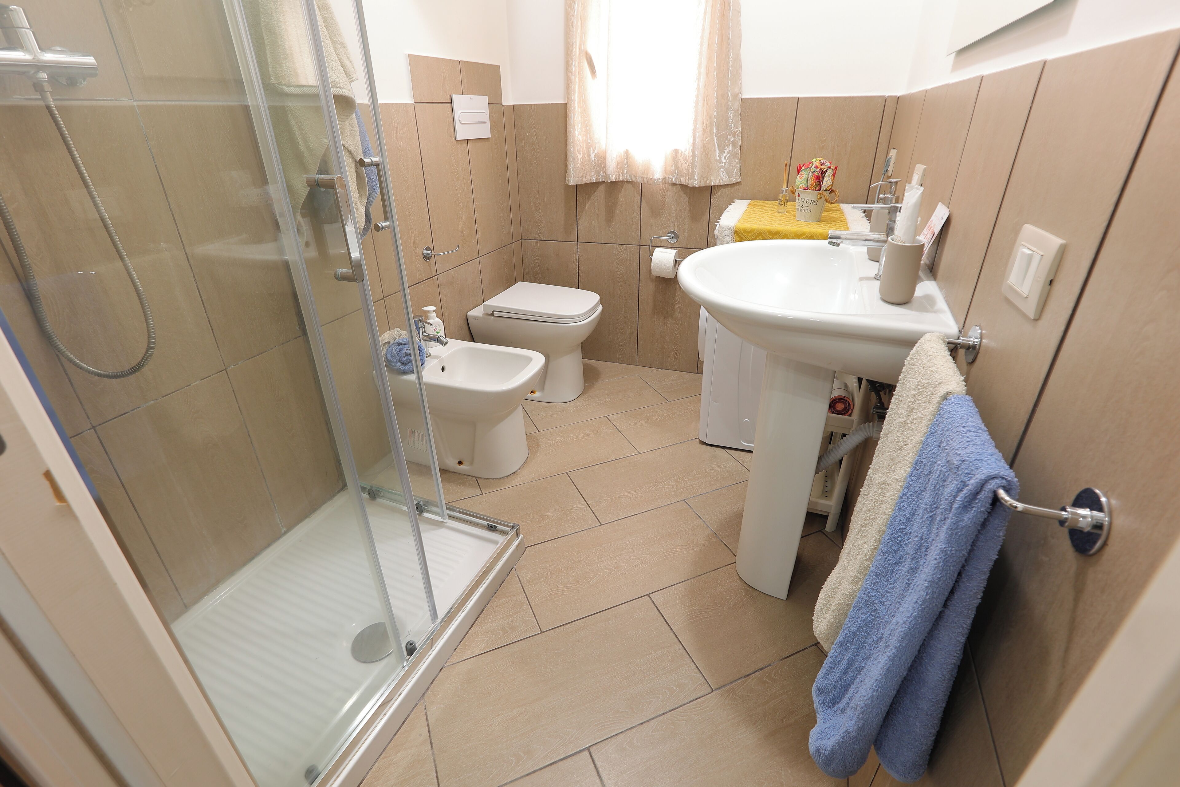 Dusche, Haartrockner, Bidet, Handtücher