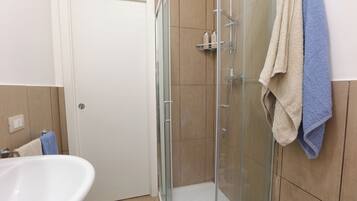 Dusche, Haartrockner, Bidet, Handtücher