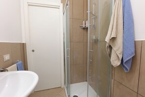Shower, hair dryer, bidet, towels - U Casteddu Home Motta Sant'Anastasia (Motta Sant'Anastasia)