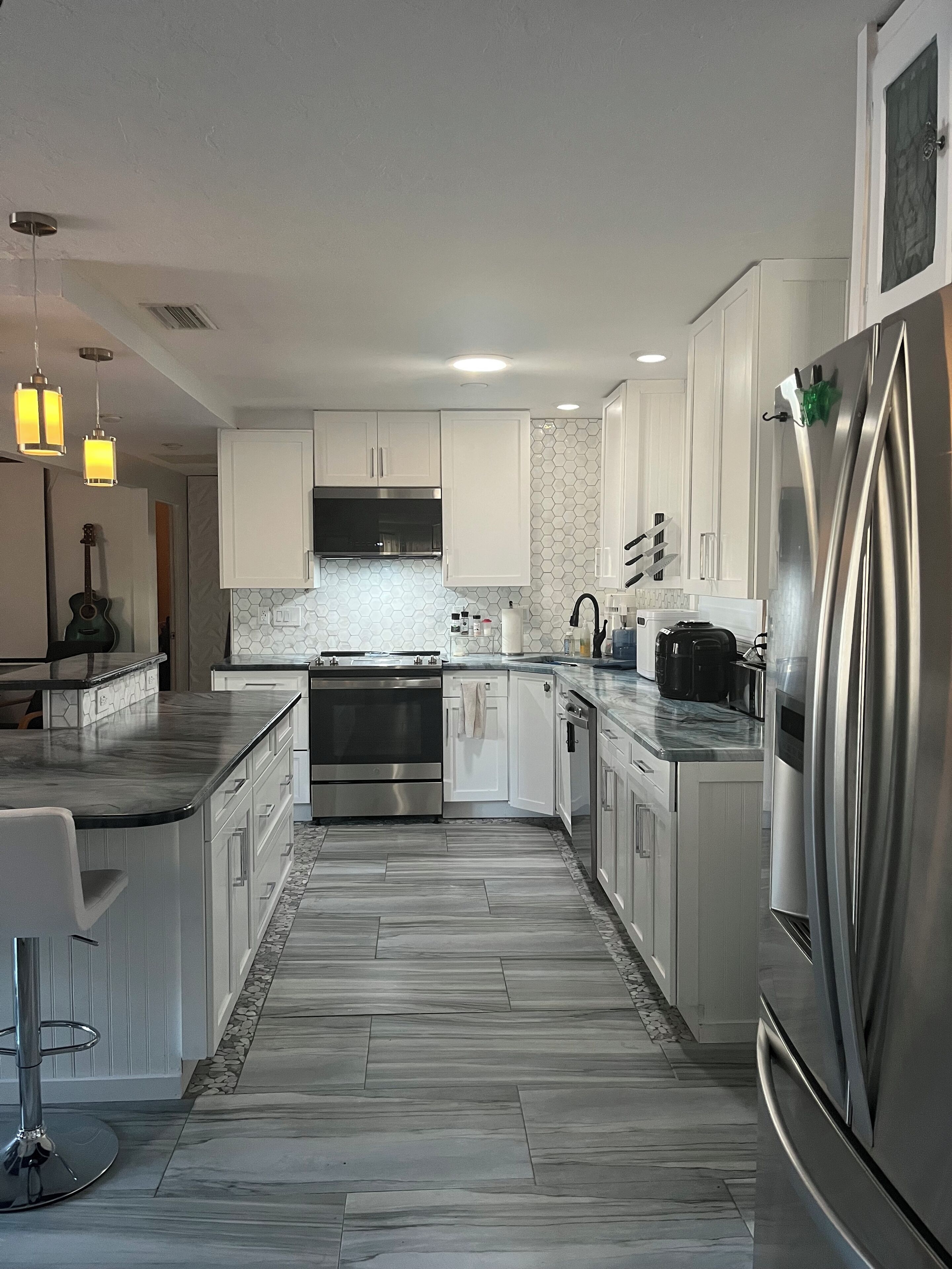 冷蔵庫、電子レンジ、オーブン、コンロ