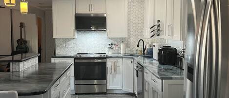 冷蔵庫、電子レンジ、オーブン、コンロ