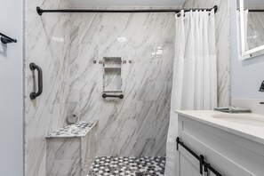Douche, sèche-cheveux, bidet, serviettes fournies