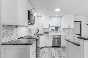 Réfrigérateur, micro-ondes, four, plaque de cuisson