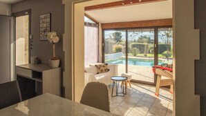 A dining area with a view of a swimming pool and garden. - La Villa Ange - Villa 10 pers avec piscine à Puget (Puget)
