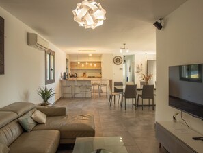 TV, books - La Villa Ange - Villa 10 pers avec piscine à Puget (Puget)