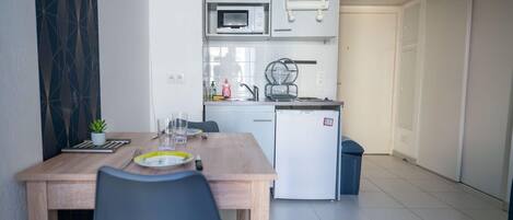 Kjøleskap, mikrobølgeovn, kokeplater og kaffetrakter/tekoker