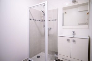 Shower, free toiletries, hair dryer, towels - Bail mobilité - Beau studio proche tram Saint-Roch (Nice)