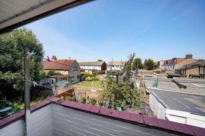 Property grounds - Heathrow 2 Bedroom Apartment (Harlington)