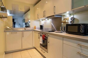 Fridge, microwave, oven, stovetop - Meadowside Quay 2BR Apartment (Glasgow)