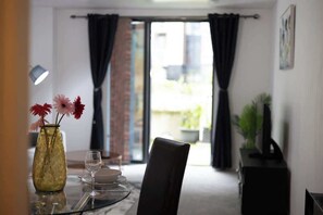 Dining - Meadowside Quay 2BR Apartment (Glasgow)