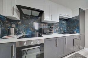 Réfrigérateur, four à micro-ondes, un four, surface de cuisson