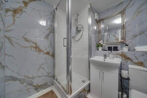 Een douche, een haardroger, handdoeken