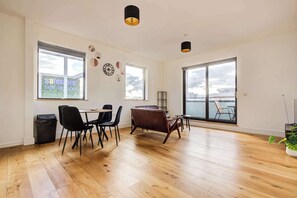 Interior - Wembley 2BR Apartment with free parking (London)