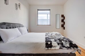 2 bedrooms, iron/ironing board, WiFi, bed sheets - Wembley 2BR Apartment with free parking (London)