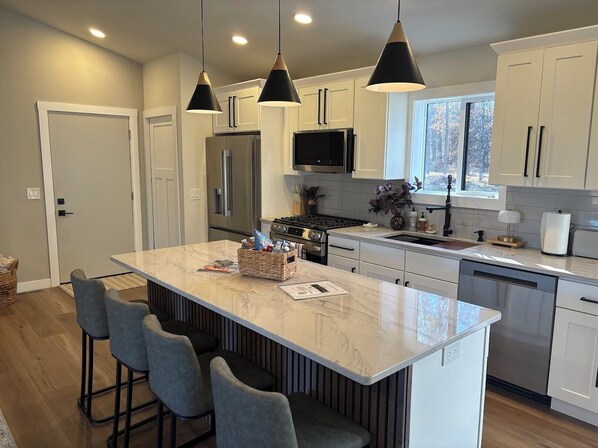 Refrigerador, microondas, horno y parrilla de estufa 