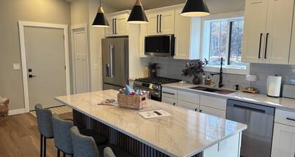 Where Lake Life Meets Poolside Relaxation & Golf