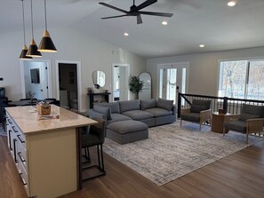 Smart TV, chimenea, videojuegos y monitor de computadora 