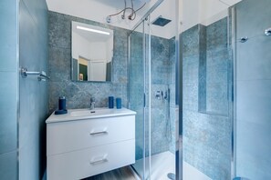 Douche, bidet, serviettes fournies, shampoing