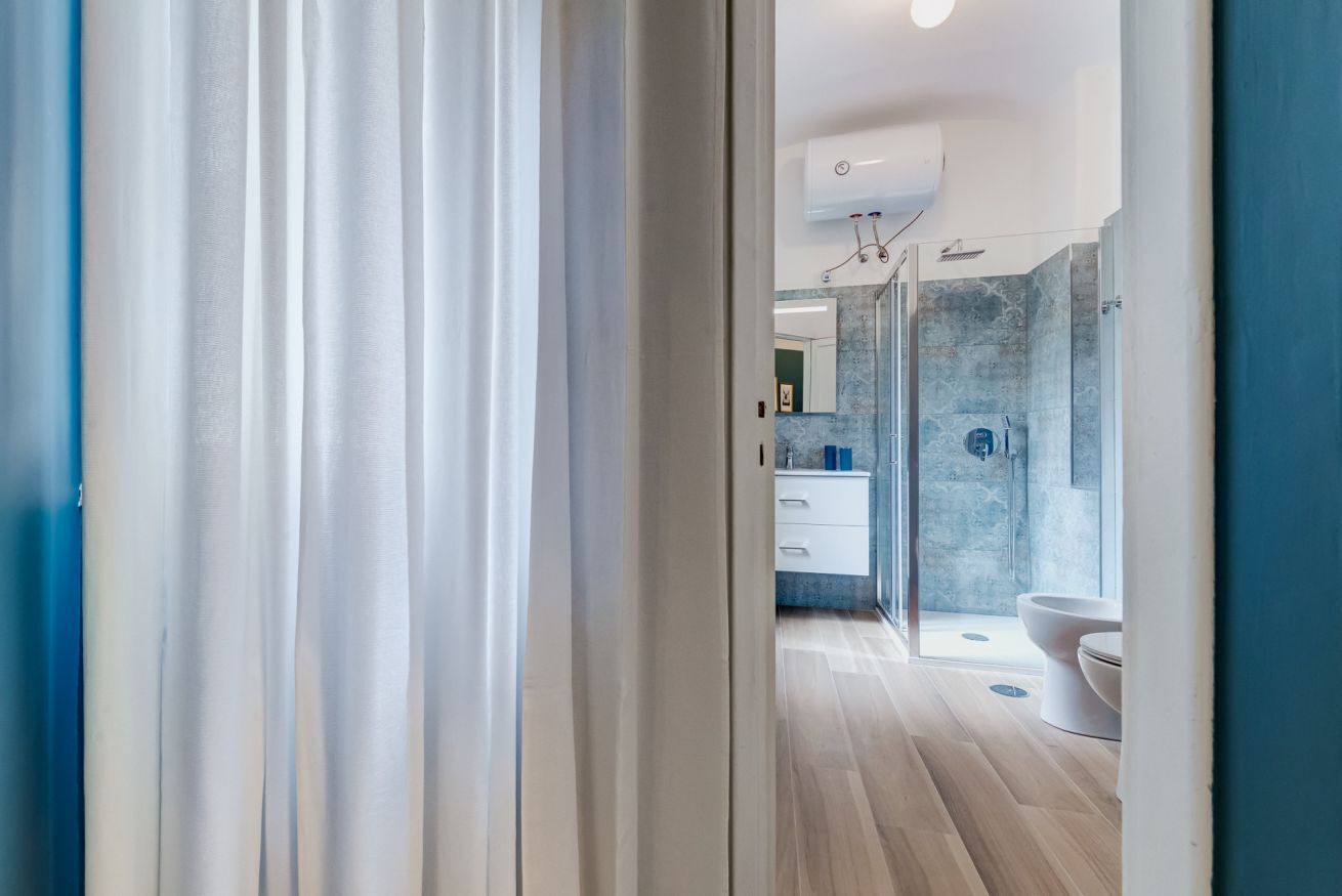Shower, bidet, towels, shampoo