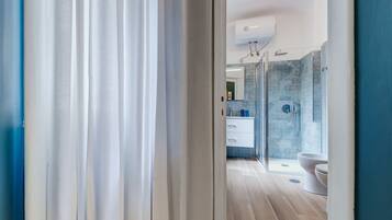 Shower, bidet, towels, shampoo