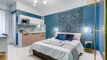 Escritorio, tabla de planchar con plancha y cuna de viaje