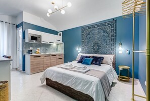 Escritorio, tabla de planchar con plancha y cuna de viaje 