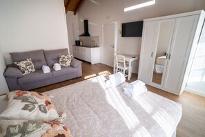 Escritorio, wifi, ropa de cama