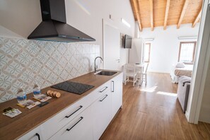 Kaffetrakter/tekoker, kjøkkenutstyr og spisebord