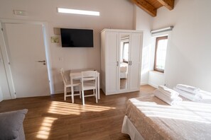 Skrivebord, wi-fi og sengetøy