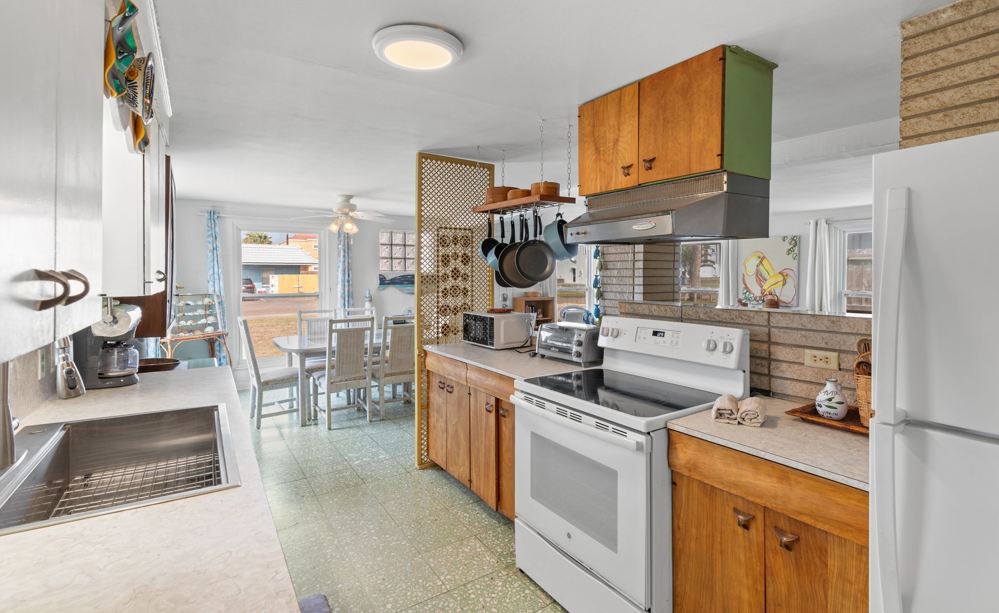 Cafetière-théière, vaisselle et ustensiles, table de salle à manger