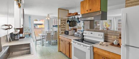 Cafetière-théière, vaisselle et ustensiles, table de salle à manger