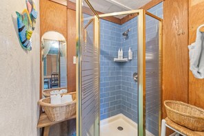 Hair dryer, towels, soap, shampoo - The Historic Kent House on Marisol (South Padre Island)
