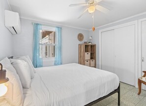 2 bedrooms, desk, iron/ironing board, WiFi - The Historic Kent House on Marisol (South Padre Island)